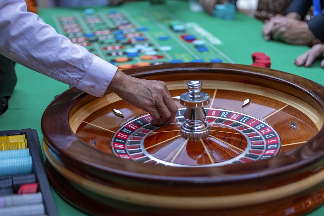 Bandar memutar roda roulette di meja kasino sungguhan