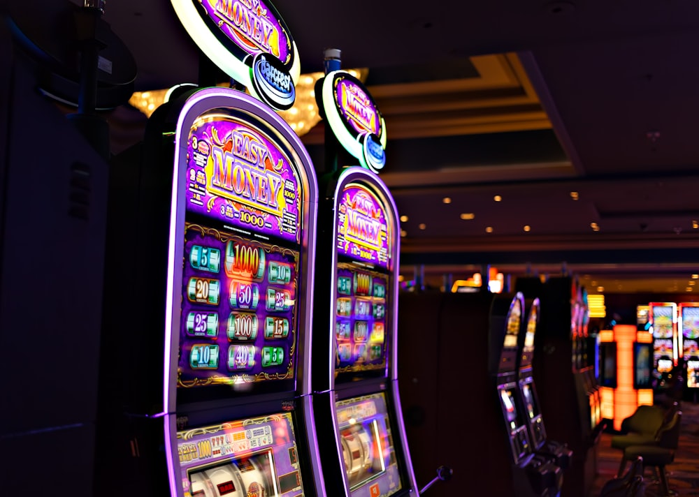 Mesin slot dengan simbol tiga tujuh