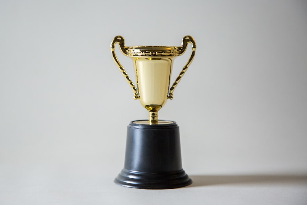 Piala emas di atas podium hitam