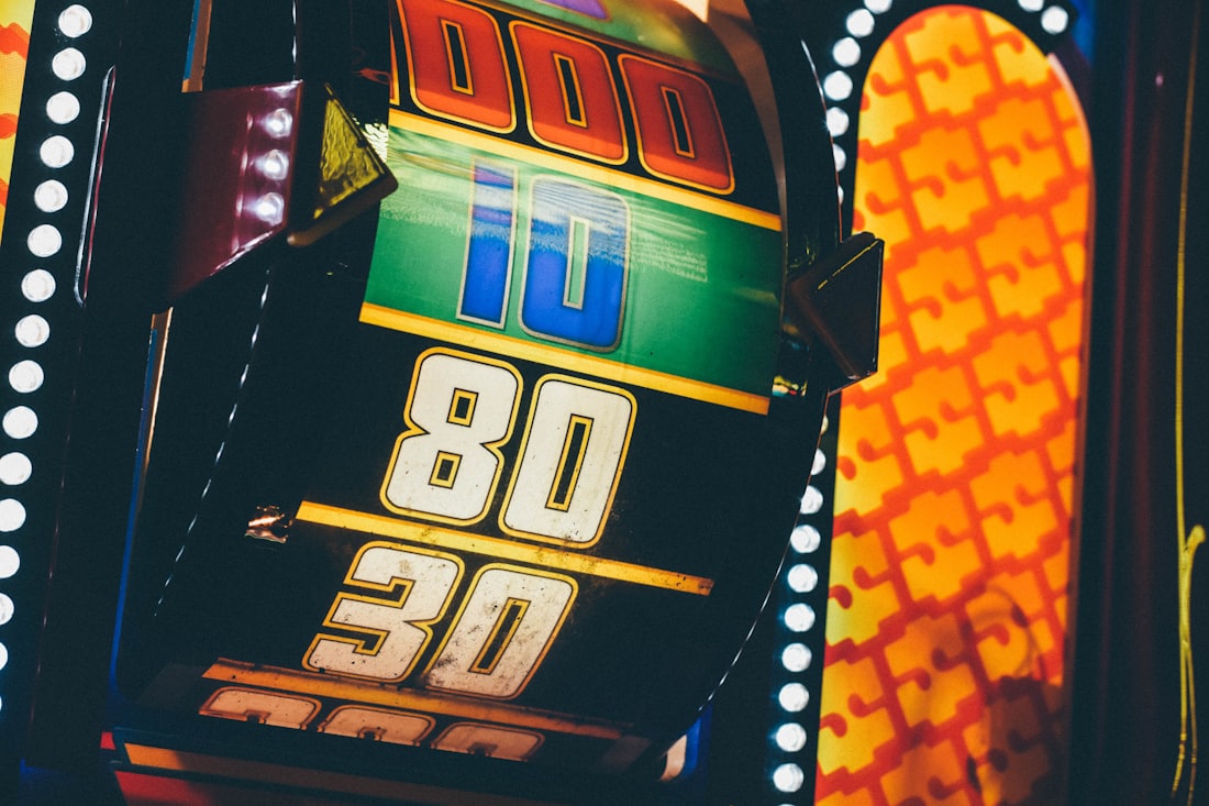 Mesin slot menyala menampilkan angka di kasino